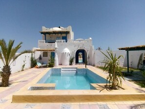 Vista frontal de la propiedad