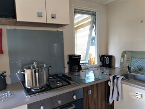 Een koelkast, een microgolfoven, een oven, een kookplaat