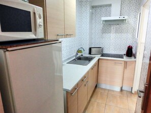 Fridge, microwave, stovetop, coffee/tea maker - Apartment with 1 bedroom. for max 5 pers. with terrace, air conditioning and parking (Roses)