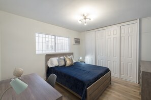 1 slaapkamer, een strijkplank/strijkijzer, wifi, beddengoed