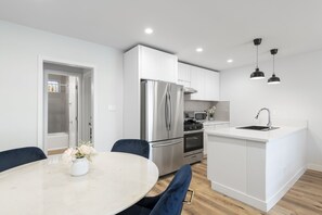 ثلاجة، ميكروويف، ماكينة لصنع القهوة/الشاي، مستلزمات طهي/أطباق/أوعية