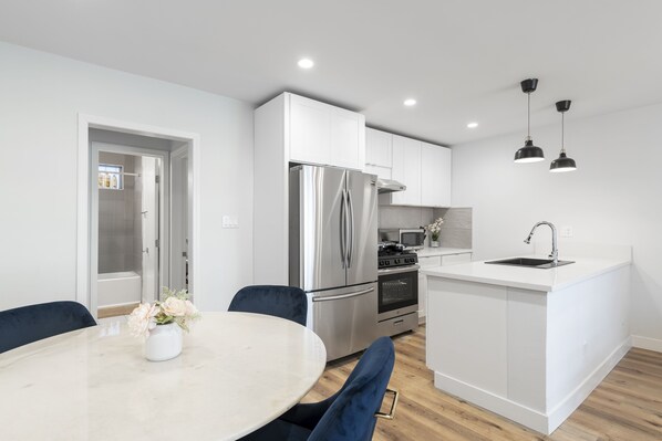 Een koelkast, een magnetron, een koffiezetapparaat/waterkoker