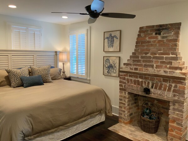 2 habitaciones, escritorio, tabla de planchar con plancha y wifi gratis 