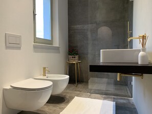 Doccia, asciugacapelli, bidet, asciugamani