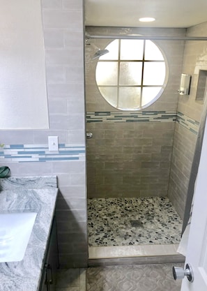 Ensemble douche/baignoire, sèche-cheveux, serviettes fournies, savon