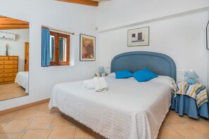 3 slaapkamers, een strijkplank/strijkijzer, gratis wifi, beddengoed