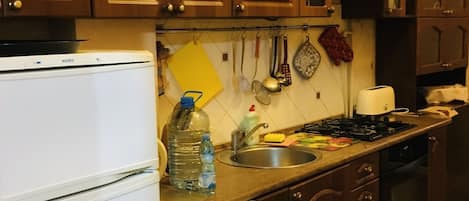 Refrigerador, microondas, horno y parrilla de estufa