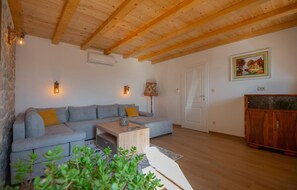 TV - Awesome home in Imotski (Imotski)