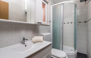 Shower - 1 bedroom lovely home in Mundanije (Mundanije)