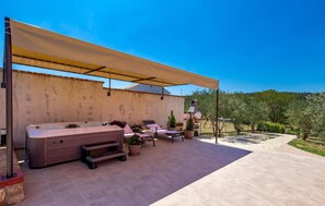 Terrace/patio - Awesome home in Mundanije with WiFi (Mundanije)