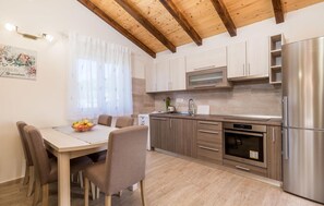 Réfrigérateur, four à micro-ondes, surface de cuisson, lave-vaisselle