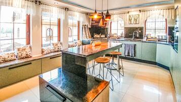 Kühlschrank, Ofen, Herdplatte, Geschirrspüler