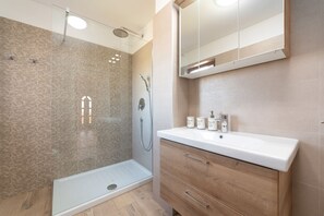 Douche, sĂšche-cheveux, serviettes fournies, savon
