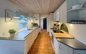 Jääkaappi, liesi, astianpesukone, kahvin-/teenkeitin