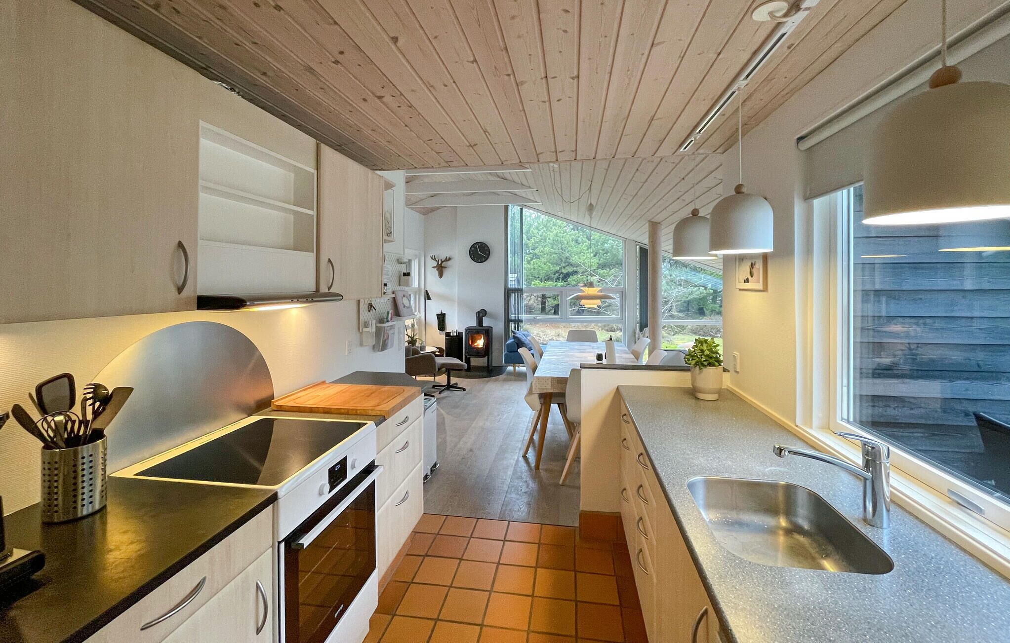 Kjøleskap, kokeplater, oppvaskmaskin og kaffetrakter/tekoker