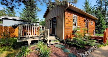 Pineview-mökki Bayview Cabin Resortissa viehättävässä Northwoods -järvellä Wi.