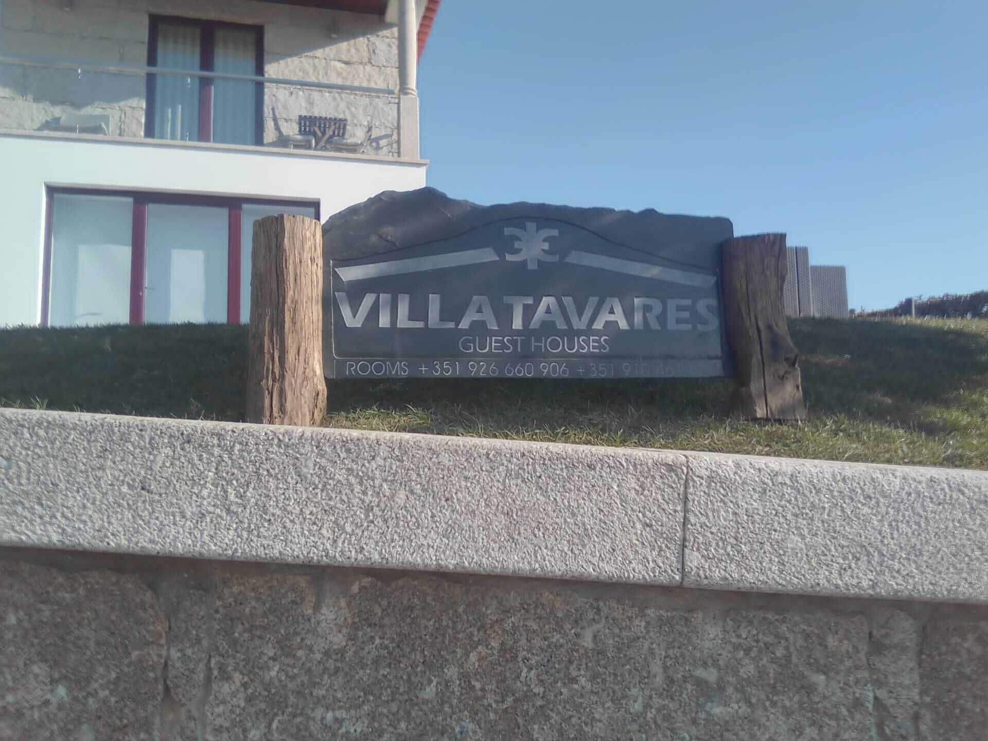 Un panneau indiquant les maisons d’hôtes de Villatavare, avec les numéros de téléphone à contacter.