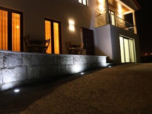 Fassade der Unterkunft – Abend/Nacht