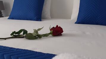 Habitación doble, baño en la habitación, vista a la montaña | 1 habitación, ropa de cama de alta calidad y camas Tempur-Pedic