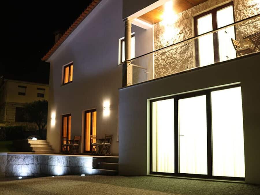 Fachada de la propiedad por la tarde o noche