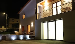 Fassade der Unterkunft – Abend/Nacht