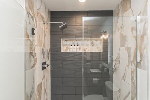Badewanne, Haartrockner, Handtücher, Seife