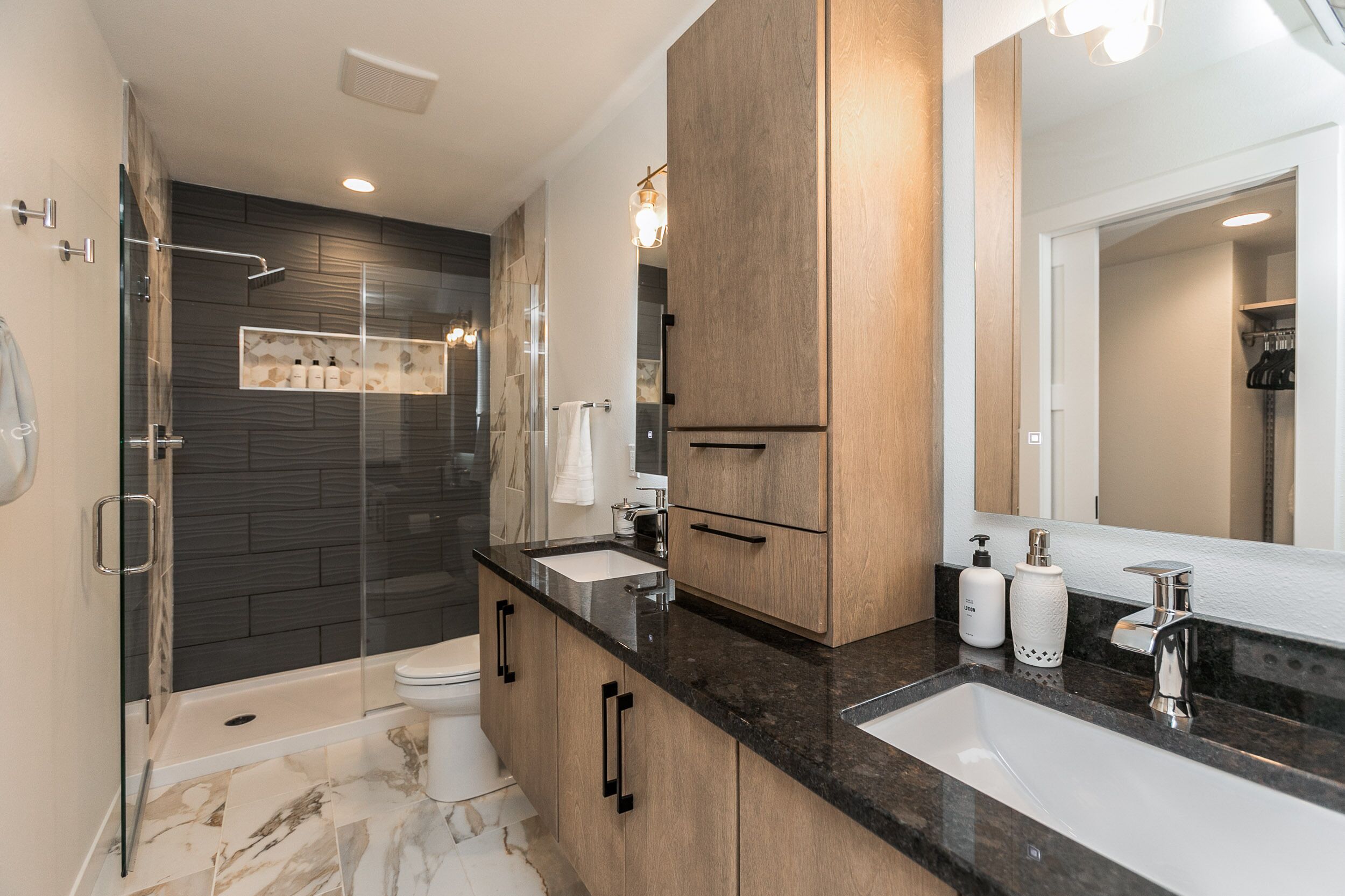 Baignoire, sèche-cheveux, serviettes fournies, savon