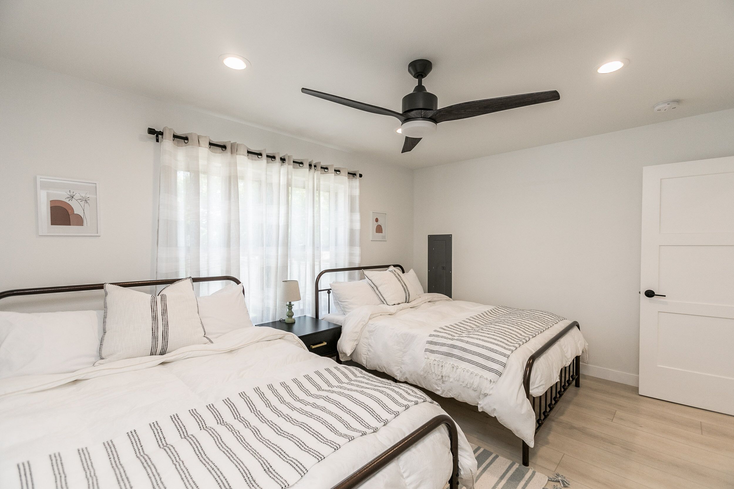 2 chambres, coffres-forts dans les chambres, fer et planche à repasser