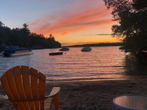 Ranta lähistöllä, aurinkotuoleja, rantapyyhkeitä