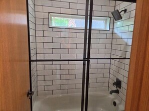 Duschwanne, Handtücher, Seife, Toilettenpapier