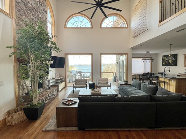 Televisio, takka, DVD-soitin, stereot