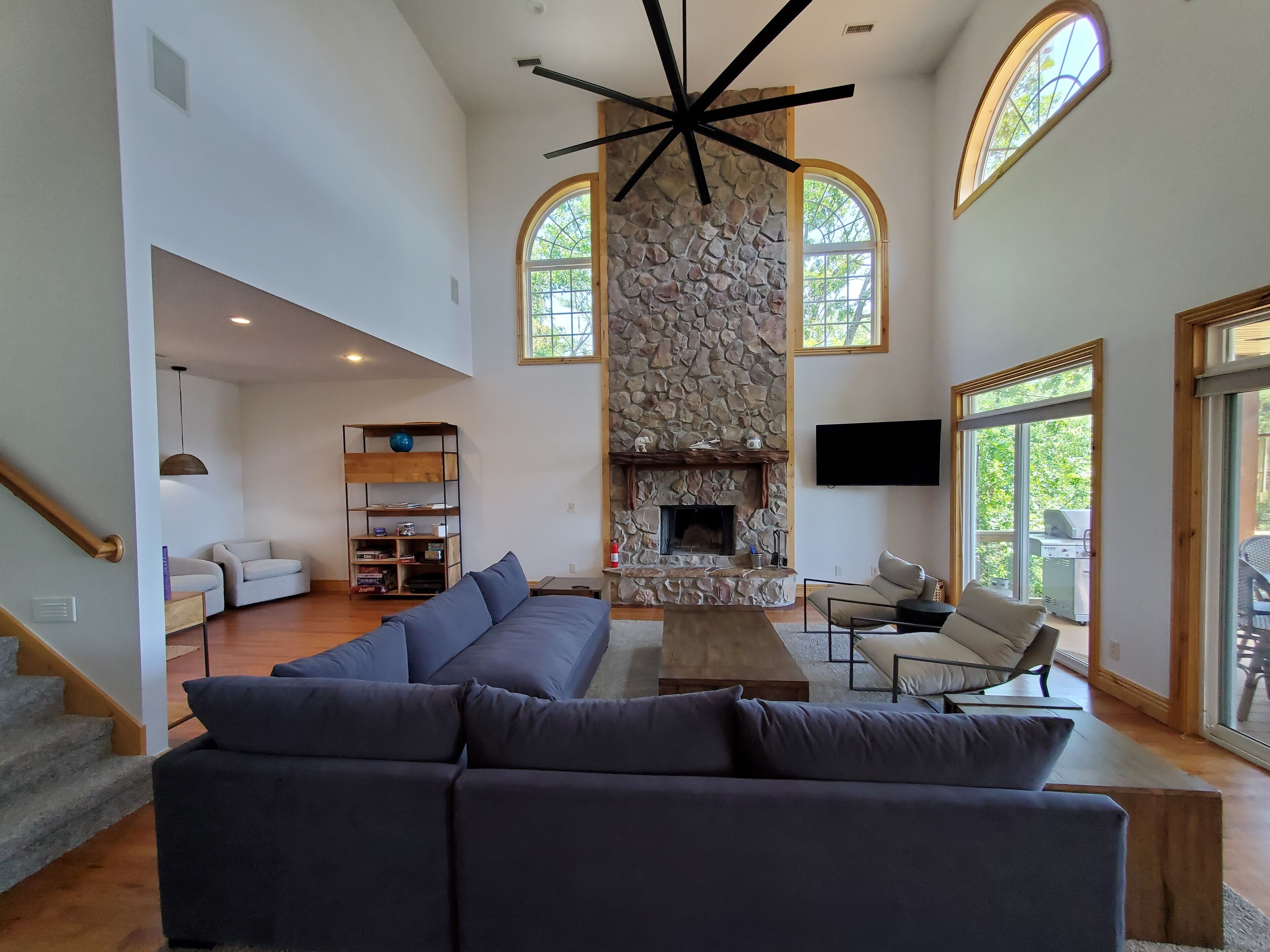 Camp Robert-Lakefront-Sleeps 17-Big Lake View-Very Nice Home-Pool