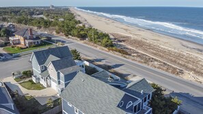 Une zone résidentielle côtière comprenant des maisons, une route et une plage.