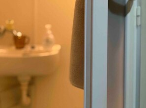 Bathroom - Frere Shichijo 201 Sanjusangendo 2 min walk. Completely reserved private room type on the Kamogawa side! MAX4PPL FREE WIFI (京都市東山区一橋宮ノ内町)