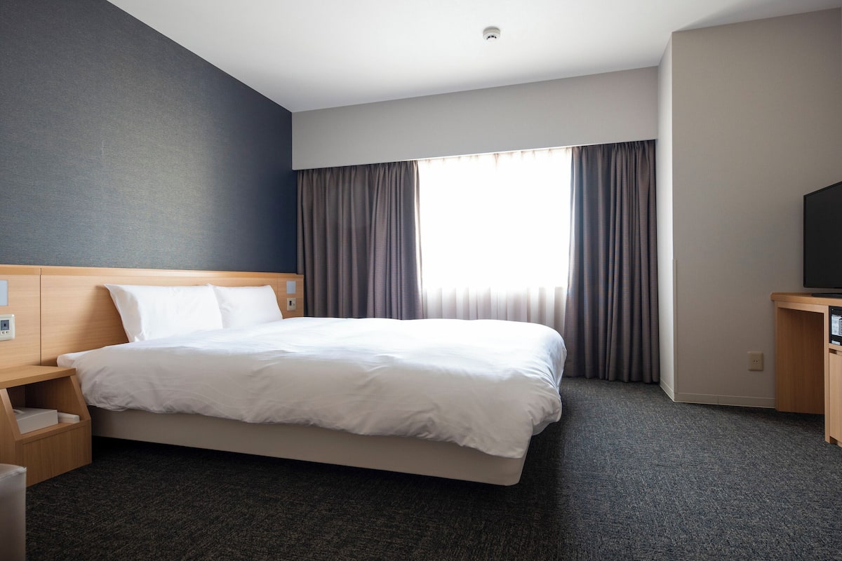 In-room safe, desk, soundproofing, free WiFi