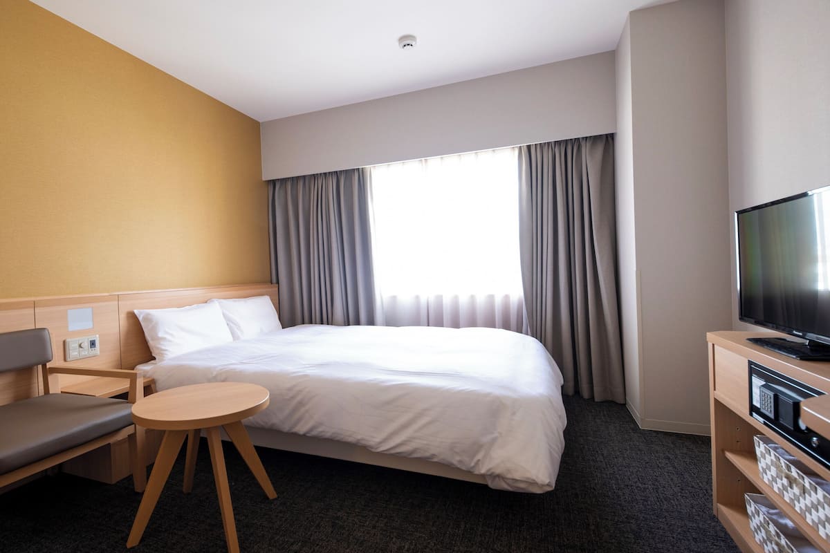 In-room safe, desk, soundproofing, free WiFi