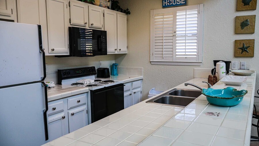 Morningbreeze 1302 2 Bedroom Condo by RedAwning