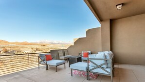A balcony with a view of mountains, a table, and two chairs. - Family Fun Getaway #2333 5 Bedroom Townhouse by RedAwning (Washington)
