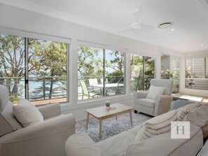 TV connectée, table de tennis de table, livres