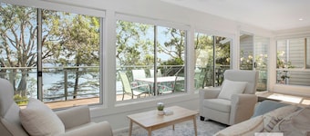 Niaroo Lakeside - Family Friendly Waterfront Home