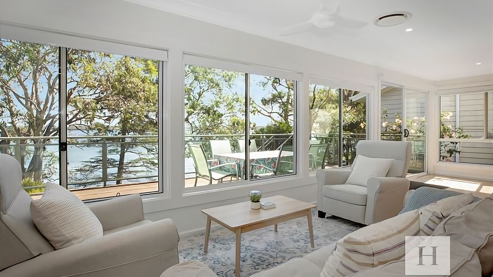 Smart-tv, ett bordtennisbord och böcker