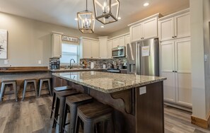 Hus - flera sovrum | Eget kök | Kylskåp, mikrovågsugn, ugn och diskmaskin