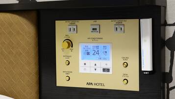 Panel de control con pantalla digital, puerto USB y enchufes.