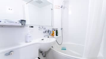 Badkar/dusch, gratis toalettartiklar, hårtork och tofflor