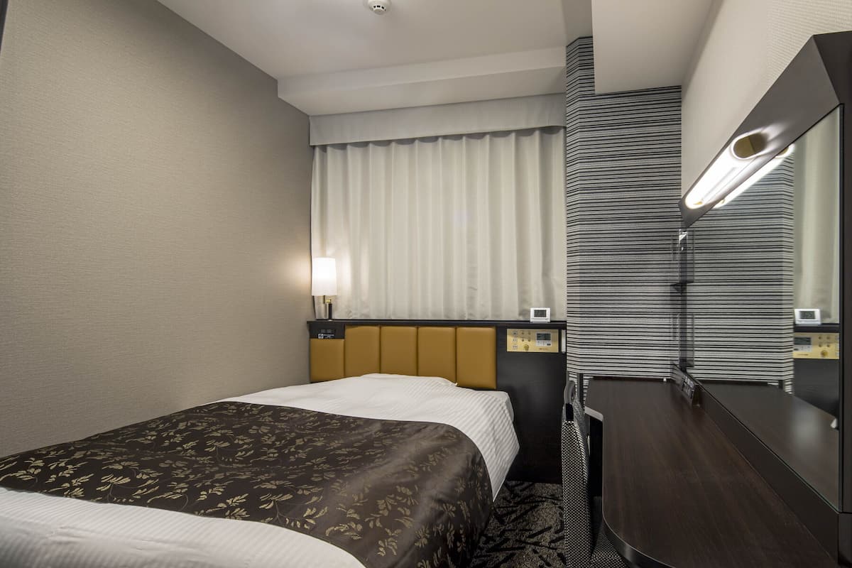 Desk, blackout drapes, free WiFi, bed sheets