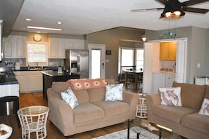 House, 4 Bedrooms | Living area