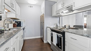 Rumah, 4 kamar tidur | Dapur pribadi | Mesin pembuat kopi/teh, lemari es, oven, dan pemanggang roti