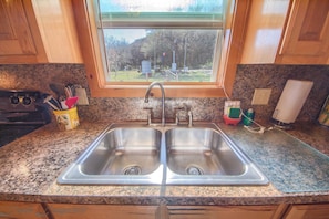 House, 1 Bedroom | Private kitchen