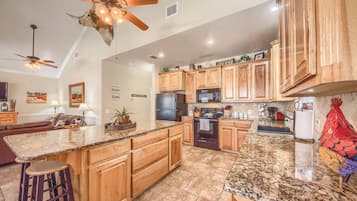 House, 4 Bedrooms | Private kitchen | Fridge, oven, coffee/tea maker, toaster