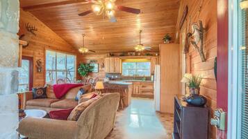 House, 3 Bedrooms | Living room | 30-inch Smart TV with satellite channels, TV